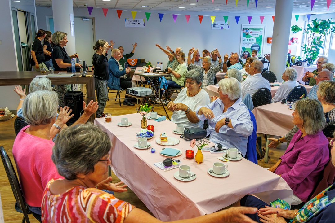75-jarigen uit gemeente Tiel feestelijk ontvangen op Verjaardagsmarkt